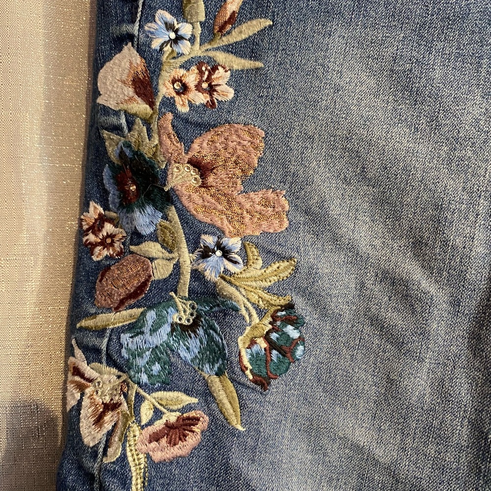 Jennifer Lopez Blue Embroidered Cropped Jeans capris size 12 - Picture 2 of 4
